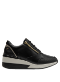 Zapatilla negra urbana de mujer, cuero y mesh, versatilidad y comodidad de día a noche.