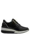 Zapatilla negra urbana de mujer, cuero y mesh, versatilidad y comodidad de día a noche.