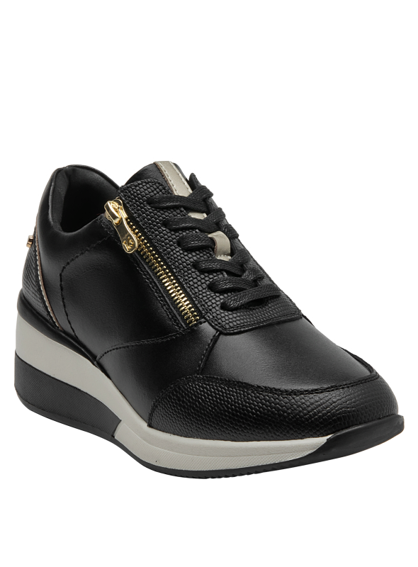 Elegante zapatilla negra de cuero con taco cuña, combina con jeans y blazer o falda midi.