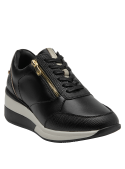 Elegante zapatilla negra de cuero con taco cuña, combina con jeans y blazer o falda midi.
