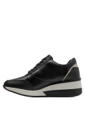 Detalle de punta puntiaguda en zapatilla negra de cuero, ideal para un look casual-elevado.