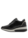 Detalle de punta puntiaguda en zapatilla negra de cuero, ideal para un look casual-elevado.