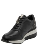Zapatilla negra urbana de cuero para mujer con cuña de 5 cm, diseño sofisticado y estilizado.