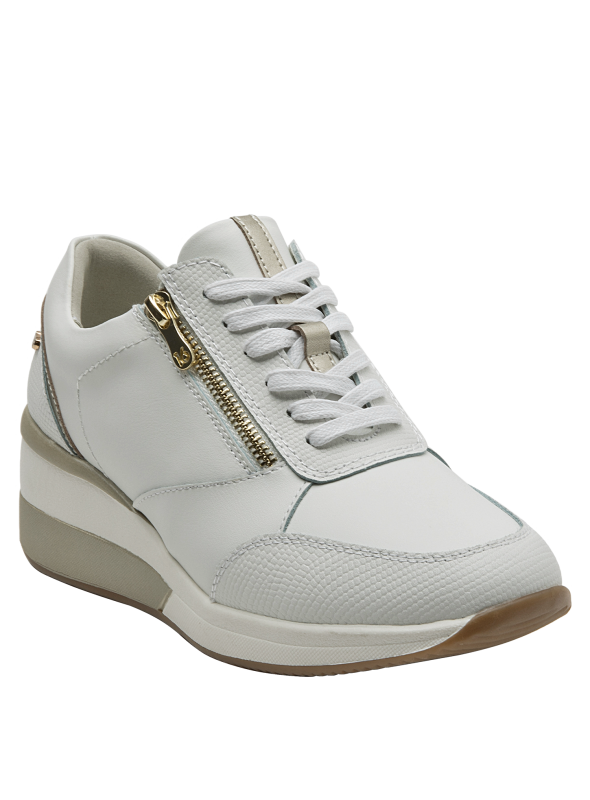 Zapatilla blanca de cuero con acabados limpios y silueta refinada, perfecta para salidas casuales.