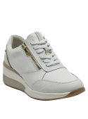 Zapatilla blanca de cuero con acabados limpios y silueta refinada, perfecta para salidas casuales.