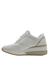 Zapatilla deportiva para mujer en cuero blanco, combina confort y estilo urbano con su cuña.