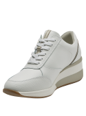 Elegante zapatilla de cuero blanco con cuña de 5 cm, diseño estilizado y forro de microfibra.