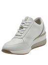 Elegante zapatilla de cuero blanco con cuña de 5 cm, diseño estilizado y forro de microfibra.