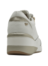 Zapatilla blanca de cuero con cuña y punta puntiaguda para mujer, ideal para look urbano elegante.