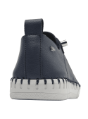 zapatilla azul de cuero para mujer con punta redonda y taco plano, capellada lisa y forro de microfibra