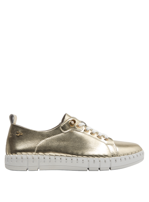 Diseño versátil de zapatilla casual en cuero oro para mujer, ideal con jeans o falda.