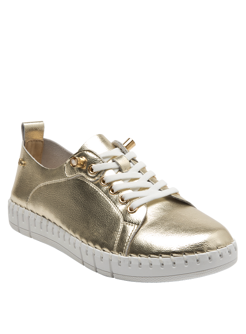 Diseño versátil de zapatilla casual en cuero oro para mujer, ideal con jeans o falda.