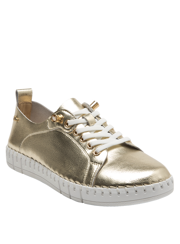 Diseño versátil de zapatilla casual en cuero oro para mujer, ideal con jeans o falda.