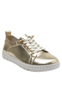 Diseño versátil de zapatilla casual en cuero oro para mujer, ideal con jeans o falda.