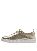 Detalle del taco de 2 cm en zapatilla casual de cuero oro para mujer.