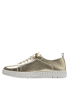 Detalle del taco de 2 cm en zapatilla casual de cuero oro para mujer.