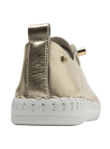 Zapatilla de cuero oro con acabado metalizado y punta redonda, estilo casual para mujer.