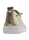 Zapatilla de cuero oro con acabado metalizado y punta redonda, estilo casual para mujer.