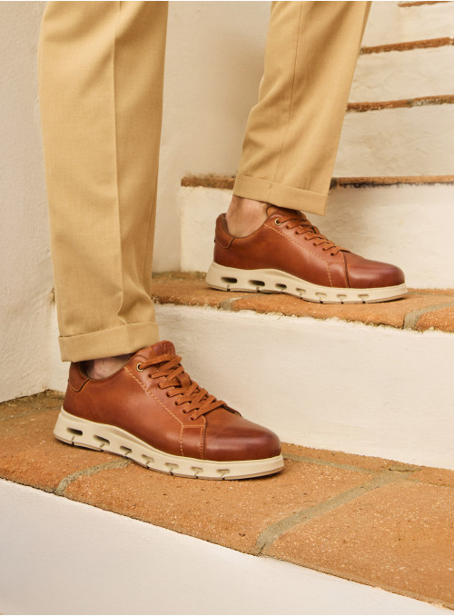 Zapato de hombre en cuero camel, suela crema, versátil para combinaciones semiformales.