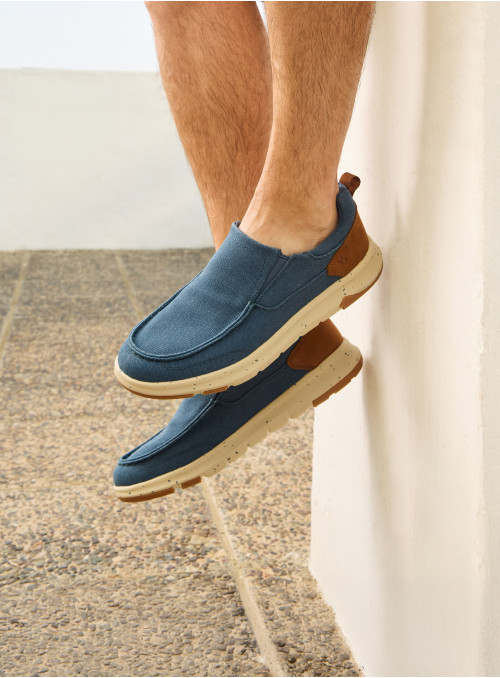 zapatilla slip-on azul con detalles clásicos y suela beige estilosa