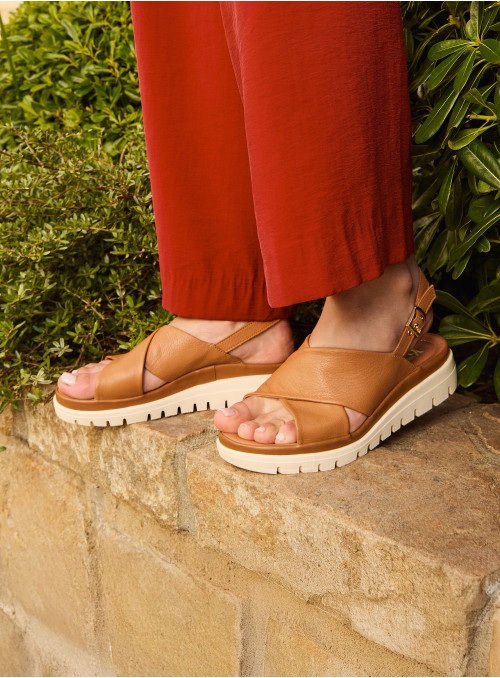 Sandalia versátil de cuero camel, perfecta para un look casual elegante.