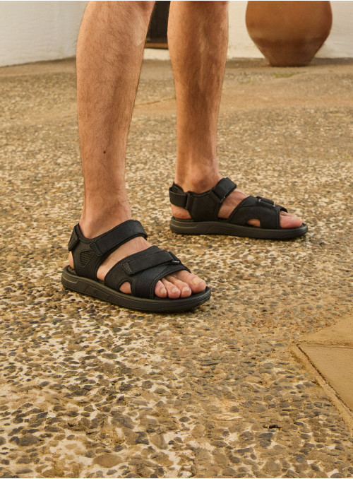 Sandalia negra sintética de hombre, versátil para combinar con ropa casual en paseos urbanos.