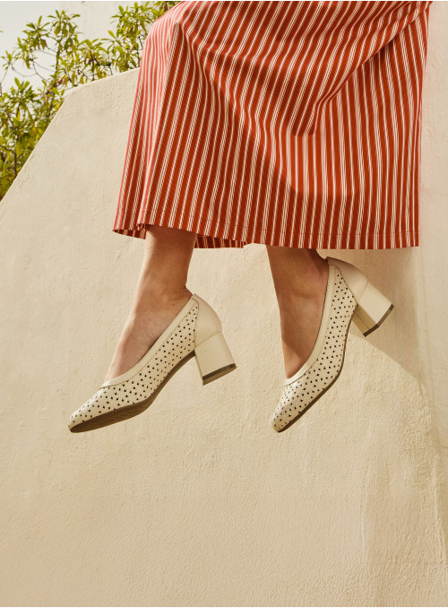 Calzado de cuero blanco para mujer, estilo romántico y vintage con detalles modernos.
