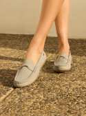 Detalle del empeine limpio tipo slip-on en mocasín celeste.