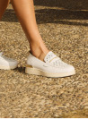 Mocasín de cuero blanco para mujer, estilo casual con punta redonda y costuras finas.
