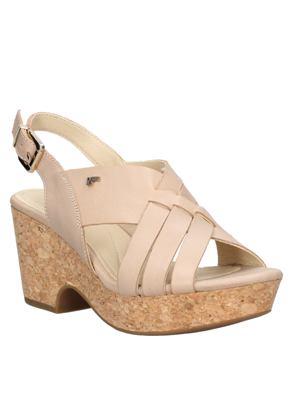 Elegante sandalia negra de cuero femenino, estilo casual, perfecta para días calurosos.