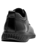 Zapato negro de cuero para hombre, ideal para un look casual o de oficina. Confort y estilo en cada paso.