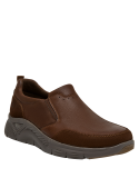 calzado liviano café para hombre, combina funcionalidad y estilo urbano.