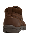 Botín casual de cuero café para hombre, ideal para combinar con pantalones ligeros.