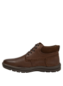 Calzado casual café para hombre, cómodo y versátil, perfecto con jeans ajustados.