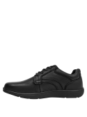 Calzado casual negro para hombre, fabricado en cuero, ideal para un look cómodo y moderno.