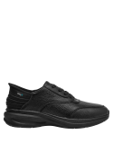 Zapato de cuero negro para hombre, perfecto para un look casual elegante con jeans.