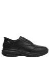 Zapato de cuero negro para hombre, perfecto para un look casual elegante con jeans.