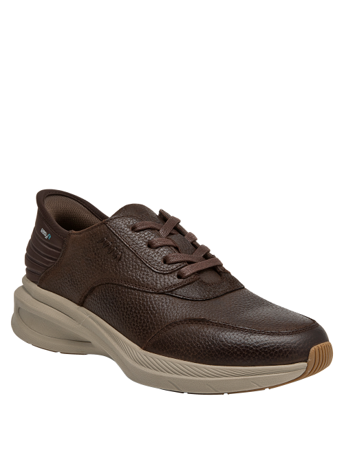 Zapato versátil café para hombre, adecuado para jeans y pantalones de vestir.