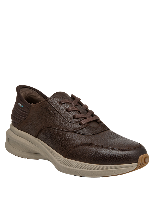 Zapato versátil café para hombre, adecuado para jeans y pantalones de vestir.