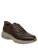 Zapato versátil café para hombre, adecuado para jeans y pantalones de vestir.