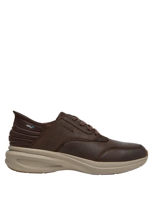 Zapato versátil café para hombre, adecuado para jeans y pantalones de vestir.