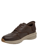 Zapato casual café para hombre, estilo clásico, ideal para actividades diarias.