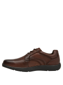 Calzado de cuero café para hombre, recomendado para actividades urbanas y estilo versátil en cada paso.