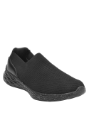 Zapatillas de mujer negras, taco plano de 3 cm, ideales para combinar con jeans o vestidos casuales.