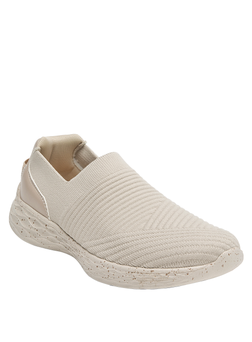 zapatilla urbana beige mujer perfecta para combinar con jeans y looks relajados