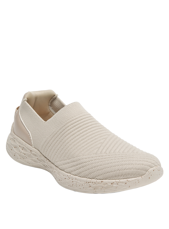 zapatilla urbana beige mujer perfecta para combinar con jeans y looks relajados