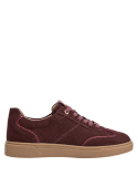 zapatillas de cuero burdeos para un look relajado y a la moda