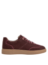 zapatillas de cuero burdeos para un look relajado y a la moda