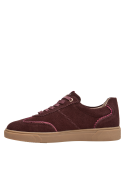 zapatillas casuales de cuero burdeos para combinar con jeans ajustados
