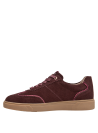 zapatillas casuales de cuero burdeos para combinar con jeans ajustados